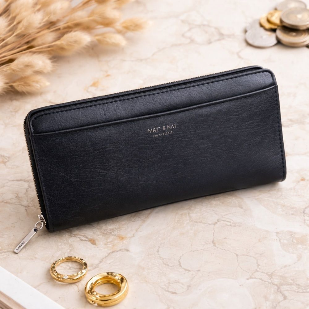 Matt & Nat “Webber Vintage” Vegan Wallet – Black | Sustainable | Zip Around